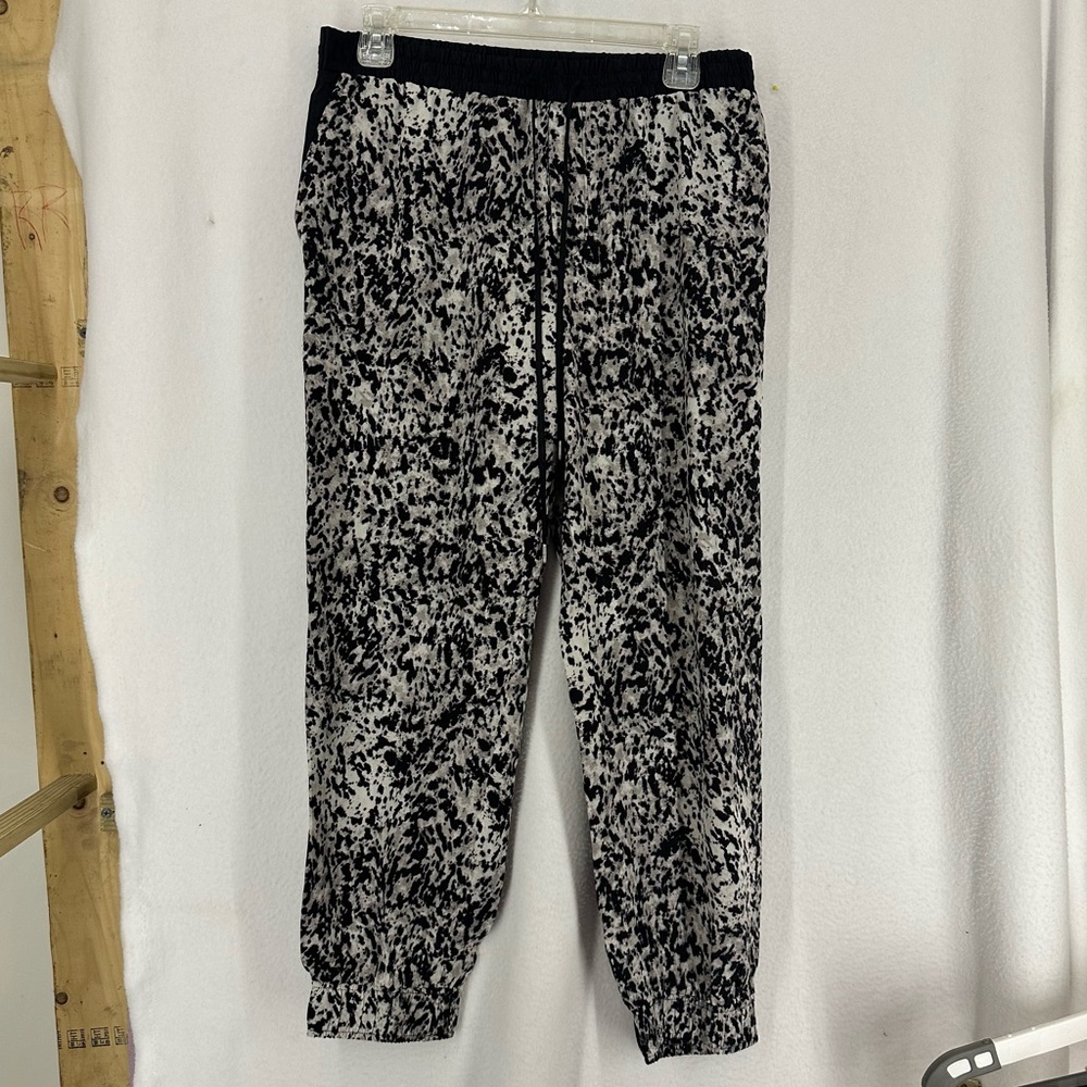 Club Monaco Joggers Pants Abstract Pattern 100% Silk Womens 6 Black
